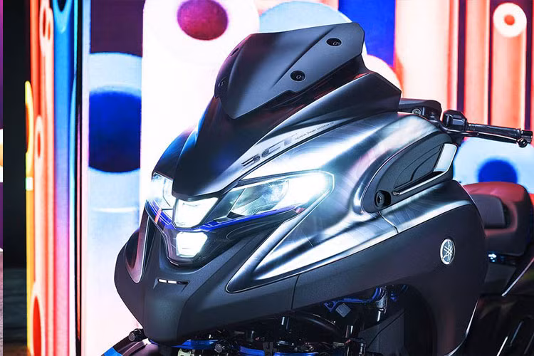 Đầu xe khá hầm hố được kế thừa từ thiết kế của Tricity cũng như ngôn ngữ thiết kế chủ đạo của Yamaha. Hệ thống đèn pha chiếu sáng hiện đại.