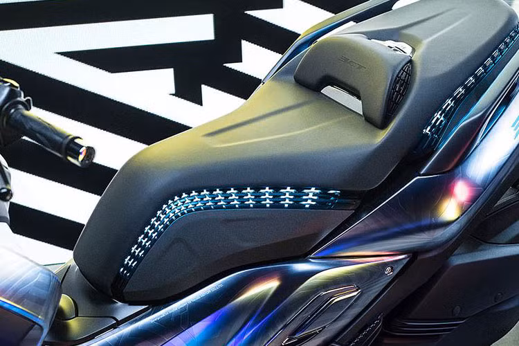 Yên xe được tạo ra từ công nghệ in 3D nổi bật với dải đèn LED trang trí lạ mắt.