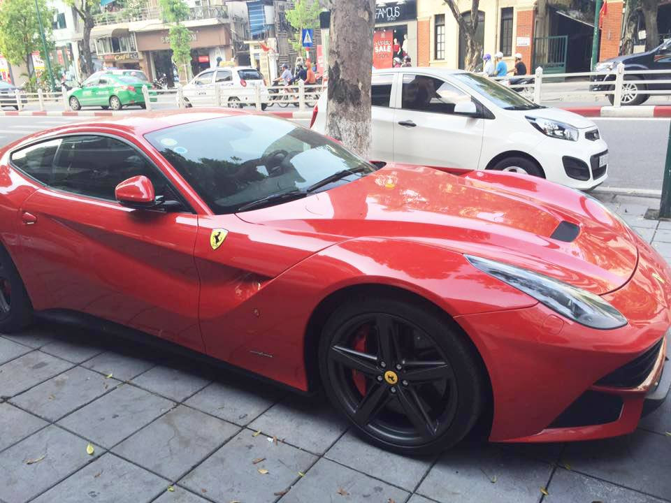 Ferrari F12 Berlinetta được trang bị động cơ V12, dung tích 6,3 lít, sản sinh công suất tối đa 730 mã lực và mô-men xoắn cực đại 690 Nm. Kết hợp cùng hộp số ly hợp kép 7 cấp với thời gian sang số cực nhanh, Ferrari F12 Berlinetta mất khoảng 3,1 giây để tăng tốc lên 100 km/h từ vị trí xuất phát trước khi đạt vận tốc tối đa 340 km/h.