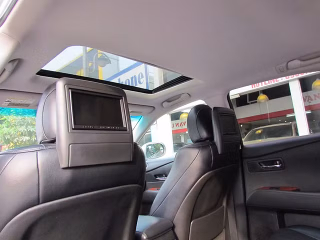 Bên cạnh đó còn có các tiện nghi khác như camera lùi - sườn, hắt kính, cửa sổ trời, nội thất ốp vân gỗ, túi khí, ghế da nguyên bản chỉnh điện 10 hướng cho hàng ghế trước và nhớ ghế 3 vị trí ghế lái, điều hoà tự động 2 vùng độc lập, sấy ghế, chế độ Cruicontro, đèn pha xenon, cốp điện, hệ thống an toàn ABS,EBD...