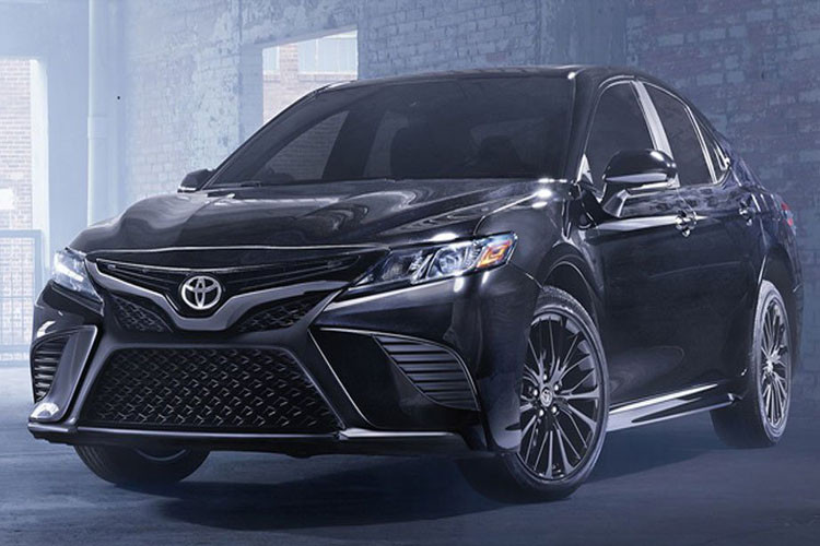 Trong đó, Toyota Camry Nightshade Special Edition 2019 sẽ có 3 tùy chọn màu sơn ngoại thất là đen Midnight Black Metallic, bạc Celestial Silver và trắng Super White. Và... dù ở màu sắc nào Toyota Camry Nightshade Special Edition 2019 cũng có nhiều chi tiết màu đen như vỏ gương ngoại thất, viền chân kính, tay nắm cửa, logo Toyota, cánh gió đuôi, ăng-ten vây cá trên nóc và bộ vành hợp kim 18 inch.