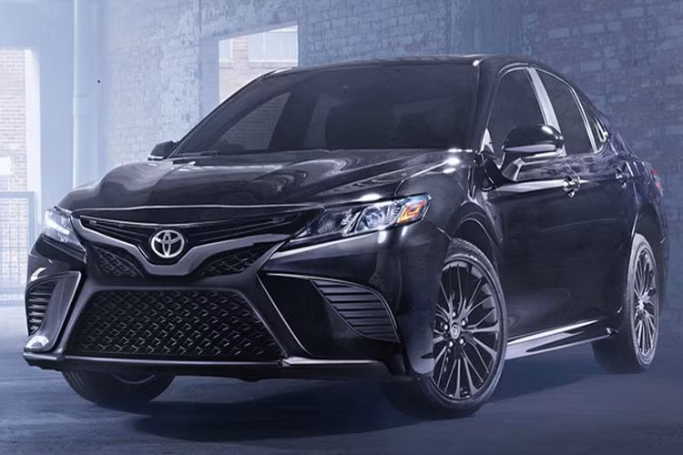 Trong đó, Toyota Camry Nightshade Special Edition 2019 sẽ có 3 tùy chọn màu sơn ngoại thất là đen Midnight Black Metallic, bạc Celestial Silver và trắng Super White. Và... dù ở màu sắc nào Toyota Camry Nightshade Special Edition 2019 cũng có nhiều chi tiết màu đen như vỏ gương ngoại thất, viền chân kính, tay nắm cửa, logo Toyota, cánh gió đuôi, ăng-ten vây cá trên nóc và bộ vành hợp kim 18 inch.