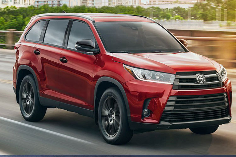Toyota Highlander Nightshade Special Edition 2019 còn có vỏ đèn pha và đèn sương mù màu tối. Bộ vành của Toyota Highlander phiên bản đặc biệt có đường kính 19 inch.