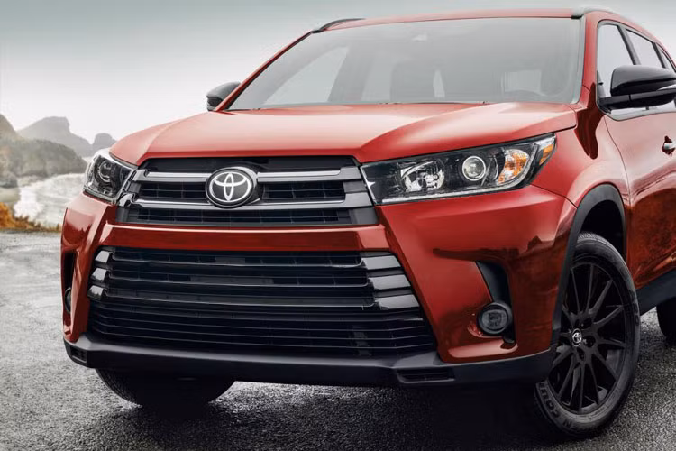 Toyota Highlander Nightshade Special Edition 2019 cũng có 4 tùy chọn màu sơn ngoại thất là đen Midnight Black Metallic, xám Predawn Gray Mica, đỏ Salsa Red Pearl và trắng Blizzard Pearl.