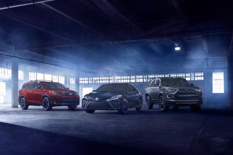 Theo thông tin chính thức từ hãng Toyota, hãng sẽ tiếp tục trang bị phiên bản Nightshade Special Edition cho 2 dòng xe Toyota Camry và Highlander. Theo đó, phiên bản Nightshade Special Edition này được phát triển dựa trên bản SE của cả Camry lẫn Highlander ở thị trường Mỹ.