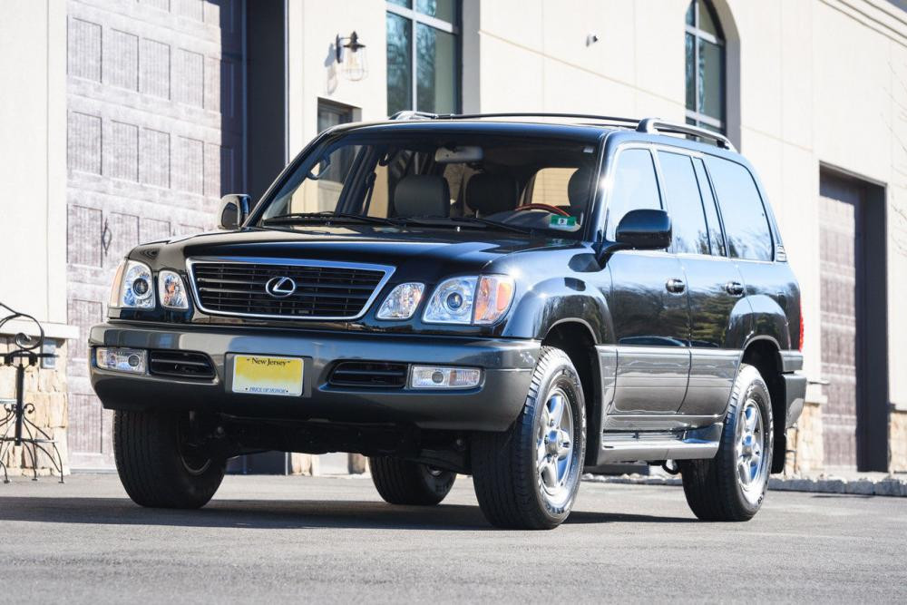 Chiếc SUV hạng sang Lexus LX470 đời cũ từ năm 2001 và "tiền sử" bị ăn trộm hiện đang được rao bán với giá lên đến 129.000 USD (2,94 tỷ đồng) được cho là mức giá khá đắt đỏ.