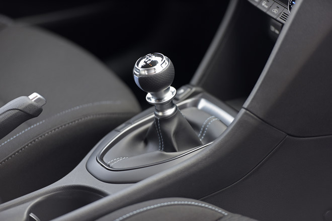 Veloster N được trang bị khối động cơ tăng áp 4 xy-lanh dung tích 2.0L, sản sinh công suất 250 mã lực và mô-men xoắn 352 Nm. Sức mạnh được truyền tới các bánh thông qua hộp số sàn 6 cấp với tính năng xuống số nhanh.