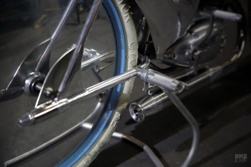 Ống xả siêu nhỏ.