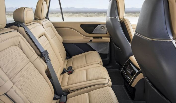 Khoảng cách, không gian giữa các hàng ghế rộng thoáng tạo cảm giác thoải mái tối đa cho người ngồi...