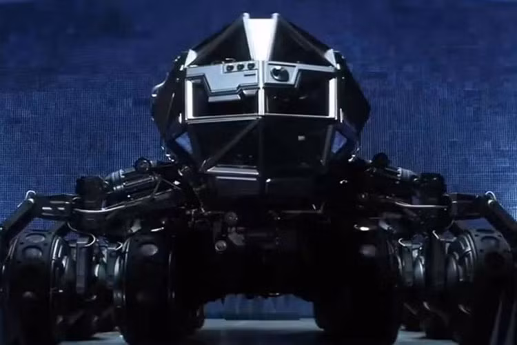 Siêu phẩm Armadillo trong phim “Armageddon”. Góp mặt trong một nhiệm vụ giải cứu Trái Đất khỏi sự diệt vong ở ngoài không gian, các nhân vật trong phim “Armageddon” sẽ cần đến một phương tiện cứng cáp, dã chiến như Armadillo. Đây chính là một chiếc xe off-road phi thường có lẽ dân mê xe nào cũng mong muốn được sở hữu nhưng... bất khả thi.