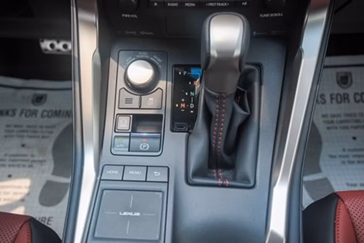 Lexus NX200t cũng được thiết lập sẵn 3 chế độ lái ECO, Normal và Sport tùy chọn thông qua núm xoay. Ngoài ra, mẫu crossover này cũng được trang bị track pad điều chỉnh các tính năng giải trí và hỗ trợ.