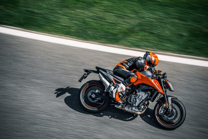 KTM 790 Duke 2018 được trang bị khối động cơ DOHC, 2 xy-lanh, làm mát bằng dung dịch, phun nhiên liệu điện tử trực tiếp với dung tích 799 phân khối.