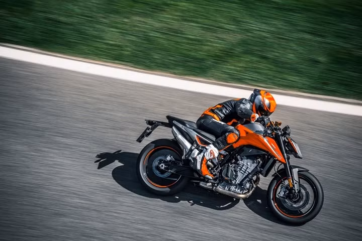 KTM 790 Duke 2018 được trang bị khối động cơ DOHC, 2 xy-lanh, làm mát bằng dung dịch, phun nhiên liệu điện tử trực tiếp với dung tích 799 phân khối.