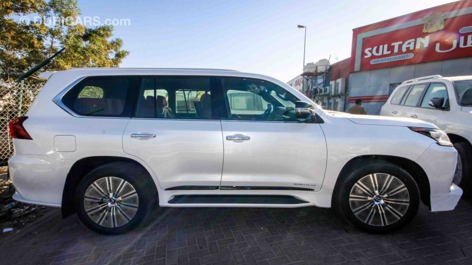 Dù hàng ghế thứ ba bị tháo bỏ nhưng chiều dài rộng của xe vẫn giữ nguyên. Hàng ghế thứ 2 hoàn toàn mới với 2 chỗ ngồi được đẩy lùi về phía sau để thêm không gian để chân.