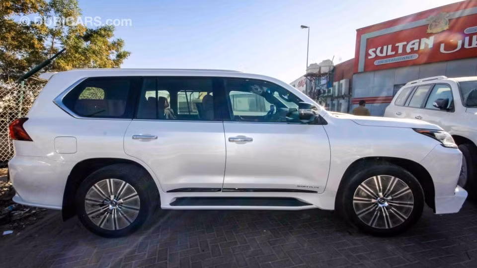 Dù hàng ghế thứ ba bị tháo bỏ nhưng chiều dài rộng của xe vẫn giữ nguyên. Hàng ghế thứ 2 hoàn toàn mới với 2 chỗ ngồi được đẩy lùi về phía sau để thêm không gian để chân.