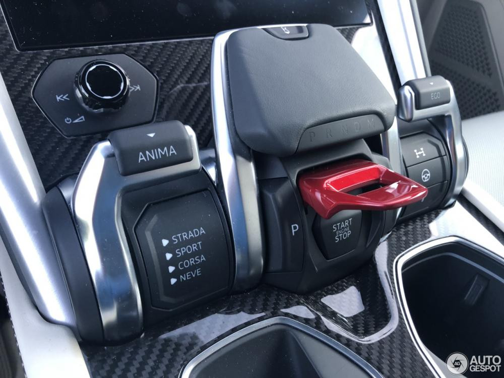 Hãng siêu xe Lamborghini trang bị đến 6 chế độ lái khác nhau cho Urus, thông qua bộ điều khiển chế độ Tamburo bố trí ở bảng điều khiển trung tâm. Bốn chế độ tiêu chuẩn của Urus là STRADA (đường phố), SPORT (thể thao), CORSA (đường đua) và NEVE (đường tuyết).