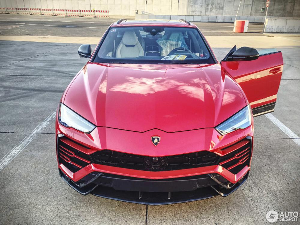 Hình ảnh chụp trực diện chiếc SUV Lamborghini Urus màu đỏ.