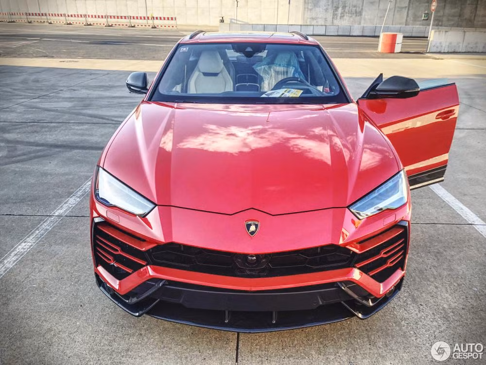 Hình ảnh chụp trực diện chiếc SUV Lamborghini Urus màu đỏ.