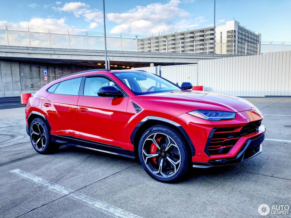 Mới đây nhất, một chiếc siêu SUV Lamborghini Urus màu đỏ tươi xuất hiện trên đường phố nước Đức đã "đốn tim" biết bao người nhìn thấy nó.