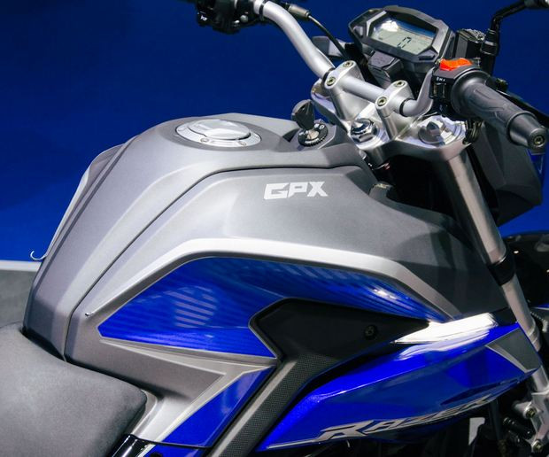 Bình xăng lớn với dung tích vừa phải 11,5 lít được ốp một lớp vỏ nhựa khá bắt mắt với đèn định vị LED được tích hợp ở 2 bên sườn là chi tiết khá mới mẻ của Razer .