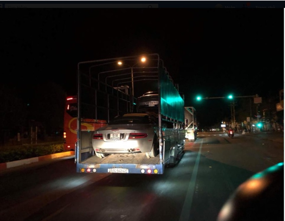 Nhiều thông tin cho rằng sở dĩ Aston Martin Vanquish được thay màu sơn bạc là vì một đại gia Trung Nguyên có nhu cầu lập thành màu đồng bộ với những chiếc siêu ngựa Ferrari vốn đã sở hữu trước đó cũng có màu bạc.