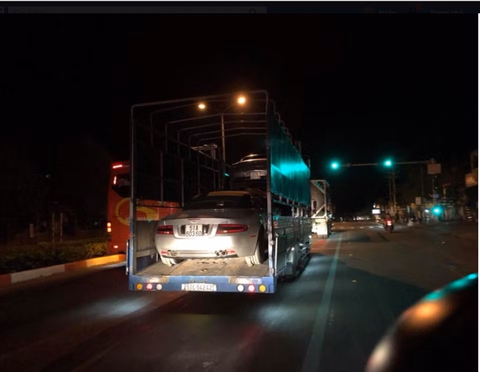 Nhiều thông tin cho rằng sở dĩ Aston Martin Vanquish được thay màu sơn bạc là vì một đại gia Trung Nguyên có nhu cầu lập thành màu đồng bộ với những chiếc siêu ngựa Ferrari vốn đã sở hữu trước đó cũng có màu bạc.