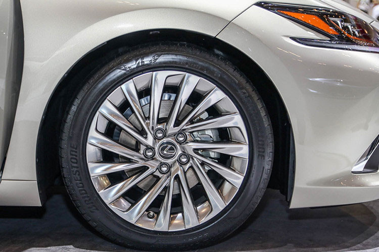 Thân xe được trang bị đường gân nổi bật và độc đáo hơn, bắt nguồn từ đèn hậu và tiến dần đến đèn pha. Trong khi đó, đường viền cửa sổ hất lên ở cuối có thiết kế sắc sảo hơn trước. Cùng với đó là bộ vành hợp kim đa chấu có kích cỡ 18 inch mang thiết kế "bộ cộng hưởng".