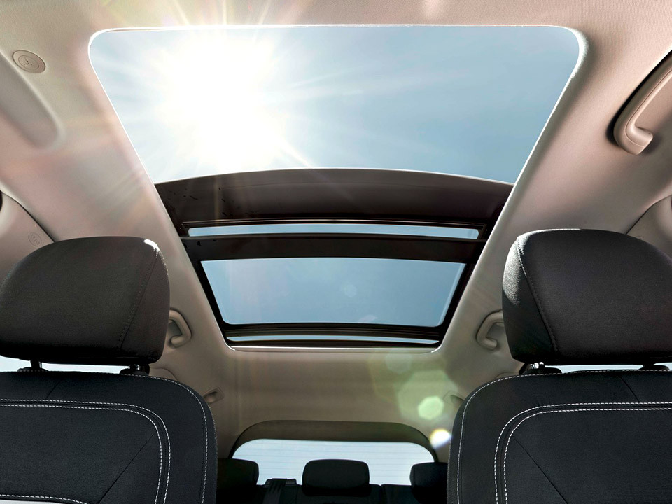 Ceed Sportswagon mới còn được hãng xe ôtô Kia trang bị một tấm kính 3/4 lớn hơn, nó không chỉ giúp chiếc xe trông to hơn và còn cho phép ánh sáng bên ngoài có thể đi vào trong khoang cabin nhiều hơn cũng như tăng tầm nhìn cho lái xe.