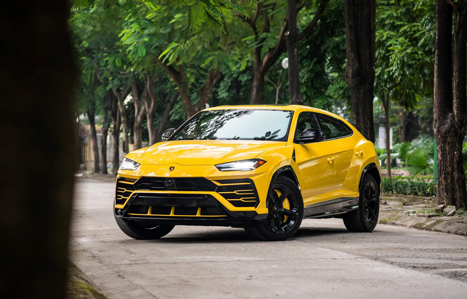 Chiếc Lamborghini Urus này sở hữu ngoài thật màu vàng rực rỡ.