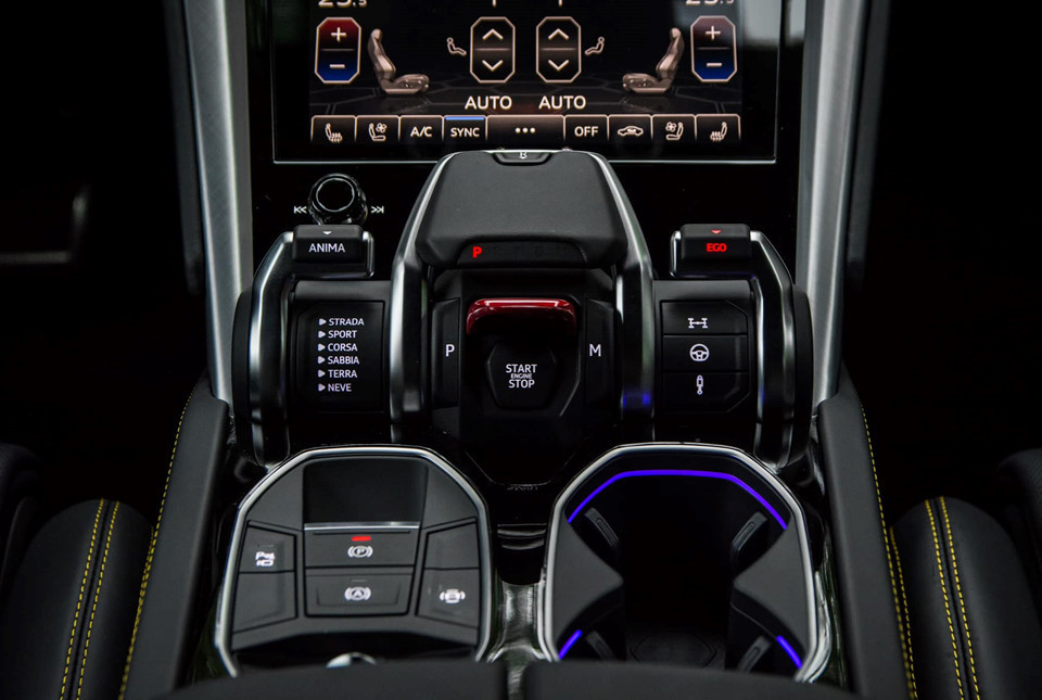 Hệ thống giải trí trên Urus gồm hai màn hình, màn hình phía trên hiển thị thông tin giải trí, định vị GPS, điện thoại và thông tin trạng thái xe. Màn hình bên dưới để điều chỉnh nhiệt độ.