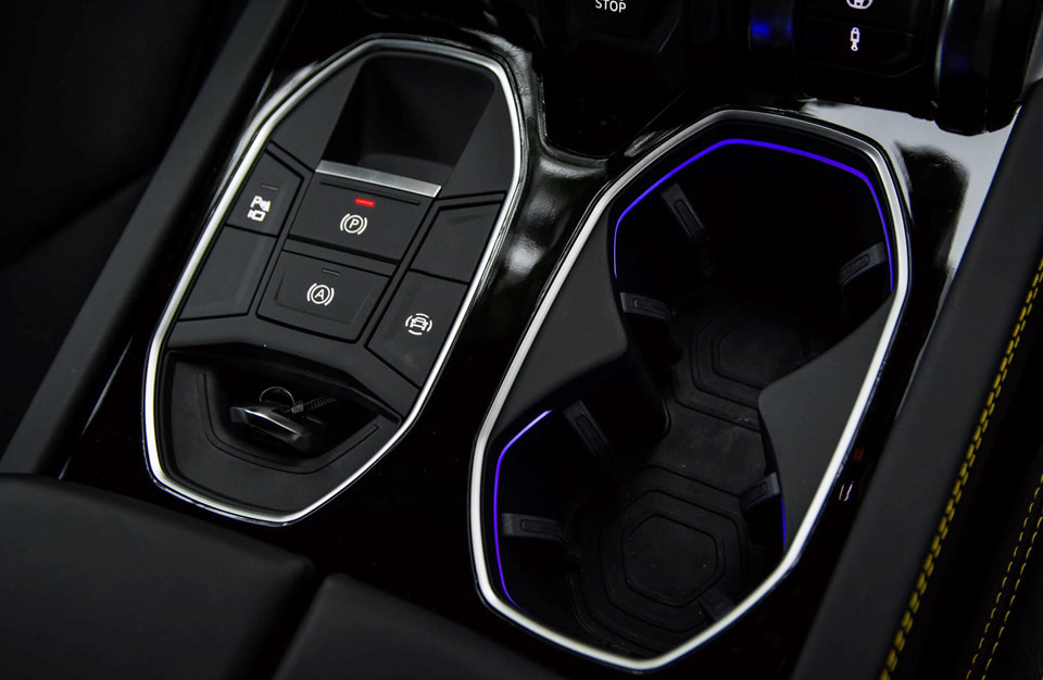 Lamborghini Urus trang bị một loạt chế độ trợ lái có tên ANIMA (Adaptive Network Intelligence Management). Ngoài 3 chế độ lái thường thấy như Strada, Sport và Corsa, xe được bổ sung thêm chế độ Neve dùng trong điều kiện tuyết rơi dày, Terra trên mặt đường đất sỏi và Sabbia khi di chuyển trên cát.