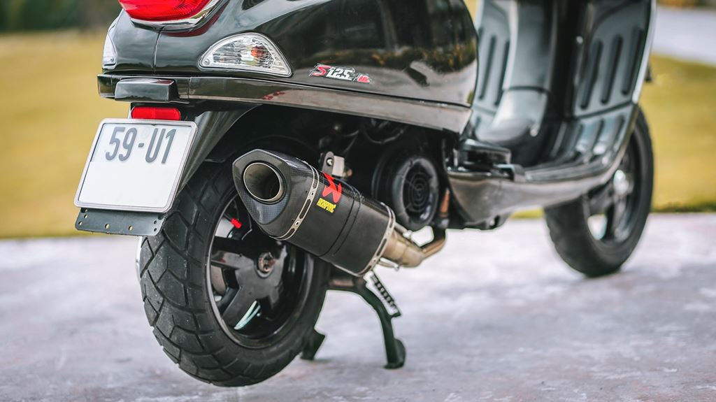 Đặc biệt ống pô Akrapovic lon dài bằng chất liệu sợi carbon cũng được trang bị khiến chiếc xe trở nên chất chơi và mạnh mẽ hơn hẳn.