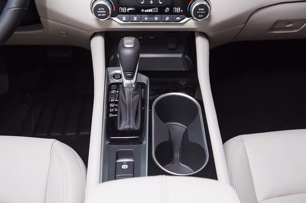 Nissan Altima 2019 còn được bổ sung động cơ mới. Động cơ máy xăng 4 xi-lanh, dung tích 2,5 lít và dung tích 2.0 lít với tỷ số nén biến thiên tương tự xe Infiniti. Trong đó, động cơ 2,5 lít đi với hệ dẫn động cầu trước tiêu chuẩn và 4 bánh toàn thời gian tùy chọn. Hệ thống có thể truyền 100% sức mạnh động cơ tới cầu trước hoặc 50% về đằng sau khi cần.