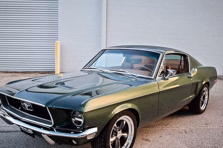 Hãng Revology vừa khiến dân chơi xe cổ phải "bái phục" khi hoàn thành bản phục chế chiếc xe Ford Mustang Fastback đời 1968 thành mẫu xe sang chảnh từ ngoài vào trong nhưng vẫn giữ được kiểu dáng nguyên bản.