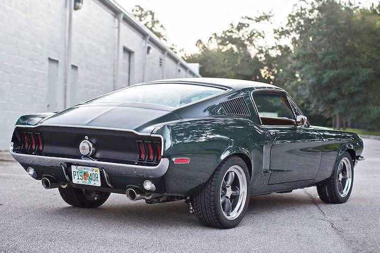 Không chỉ phục chế lại hoàn toàn mẫu xe cơ bắp Ford Mustang Fastback, hãng Revology còn "dọn" lại nội thất xe cực sang trọng và trang bị máy V8 mạnh mẽ.