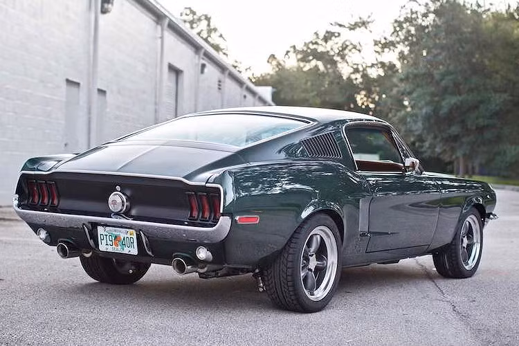 Không chỉ phục chế lại hoàn toàn mẫu xe cơ bắp Ford Mustang Fastback, hãng Revology còn "dọn" lại nội thất xe cực sang trọng và trang bị máy V8 mạnh mẽ.