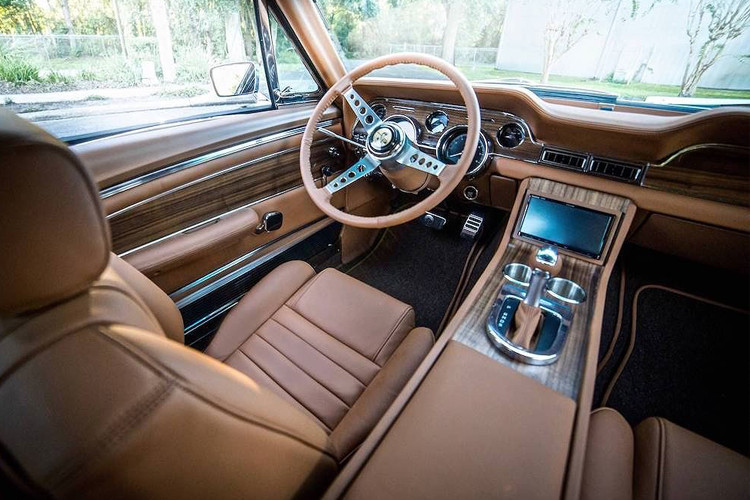 Đáng chú ý nhất ở chiếc xe này là loạt nội thất sang trọng được trang bị bên trong. Revology đã lựa chọn sử dụng da siêu cao cấp tới từ Ý. Nhiều chi tiết trong cabin đều được bọc da thậm chí cả trần xe, khoang hành lý và viền các tấm thảm len. Các chi tiết ốp trang trí hai bên cửa, bệ trung tâm và bảng táp-lô đã được làm từ gỗ óc chó phẳng.