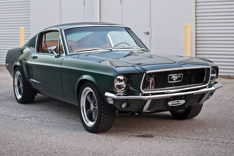 Về ngoại thất xe, một số chi tiết được thay mới như bộ mâm American Torq Thrust, dàn đèn pha trước LED với chóa tròn giúp chiếc xe vẫn giữ được nét cổ điển vốn có.