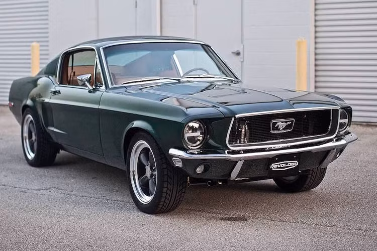 Về ngoại thất xe, một số chi tiết được thay mới như bộ mâm American Torq Thrust, dàn đèn pha trước LED với chóa tròn giúp chiếc xe vẫn giữ được nét cổ điển vốn có.