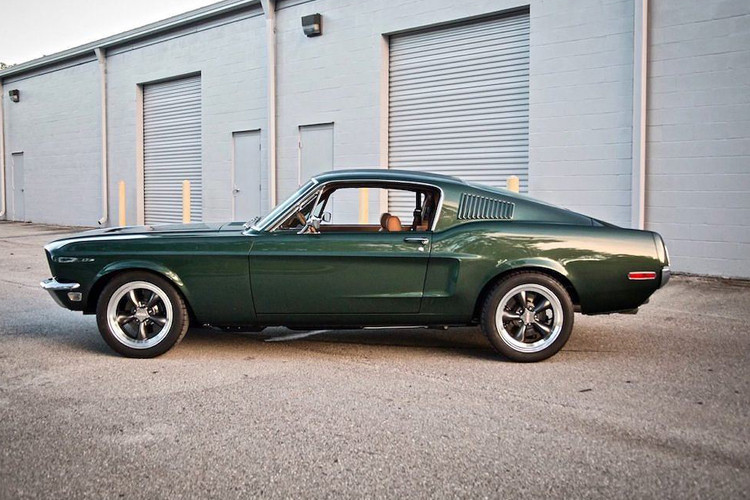 Cùng với đó là những công nghệ đi kèm như khóa thông minh không cần chìa với nút bấm khởi động, bảng đồng hồ và cabin chiếu sáng bằng đèn LED, cửa kính điện, ghế chỉnh điện, trợ lực phanh/tay lái điện, hệ thống thông tin giải trí với màn hình cảm ứng 7 inch từ Pioneer với kết nối bluetooth...