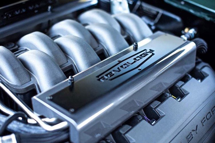 Về động cơ, bản phục chế này được thay thế bằng khối động cơ V8 5.0l nạp khí tự nhiên. Động cơ này lấy từ Ford Mustang GT thế hệ thứ 6 đang được bán ra cho công suất 435 mã lực khi kết hợp với hộp số tự động 6 cấp Ford 6R80.