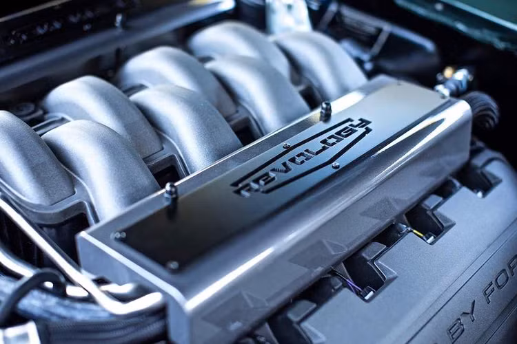 Về động cơ, bản phục chế này được thay thế bằng khối động cơ V8 5.0l nạp khí tự nhiên. Động cơ này lấy từ Ford Mustang GT thế hệ thứ 6 đang được bán ra cho công suất 435 mã lực khi kết hợp với hộp số tự động 6 cấp Ford 6R80.