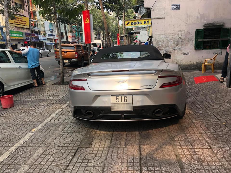  Siêu xe Aston Martin Vanquish mui trần độc nhất Việt Nam đã có chủ nhân và nhanh chóng cho ra "giấy khai sinh". Siêu xe này được đồn đoán do đại gia Trung Nguyên mua. Sau gần 2 năm nhập khẩu về Việt Nam siêu xe đã được thay "màu áo" đen bóng thành màu bạc.