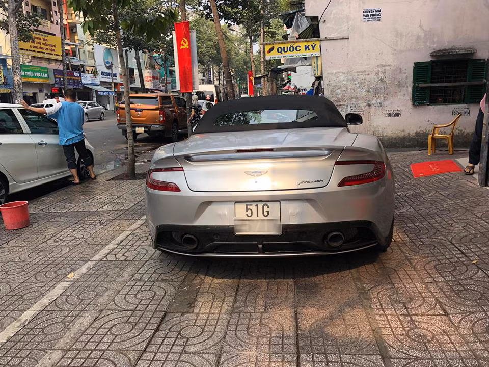  Siêu xe Aston Martin Vanquish mui trần độc nhất Việt Nam đã có chủ nhân và nhanh chóng cho ra "giấy khai sinh". Siêu xe này được đồn đoán do đại gia Trung Nguyên mua. Sau gần 2 năm nhập khẩu về Việt Nam siêu xe đã được thay "màu áo" đen bóng thành màu bạc.