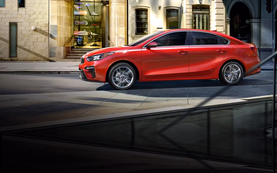 Sedan Forte 2019 có thiết kế lấy cảm hứng từ thiết kế sedan thể thao Kia Stinger nên sở hữu ngoại hình thể thao mạnh mẽ hơn nhiều so với bản cũ.