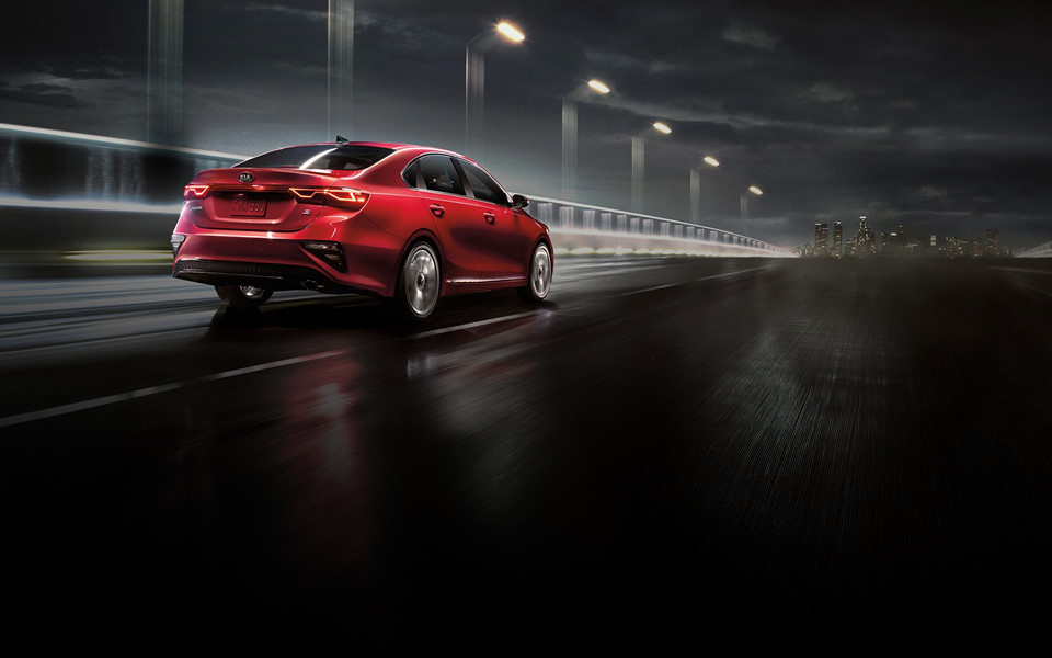 Phía sau chiếc xe sedan Kia Forte mới này có phần thu gọn hơn. Đèn hậu được áp dụng công nghệ đèn LED hiện đại.