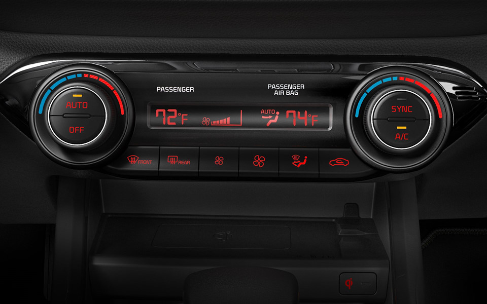 Kia Forte 2019 cũng được trang bị khá nhiều công nghệ an toàn như cảnh báo tự động giữ làn đường, tránh va chạm phía trước và kiểm soát hành trình thích ứng.