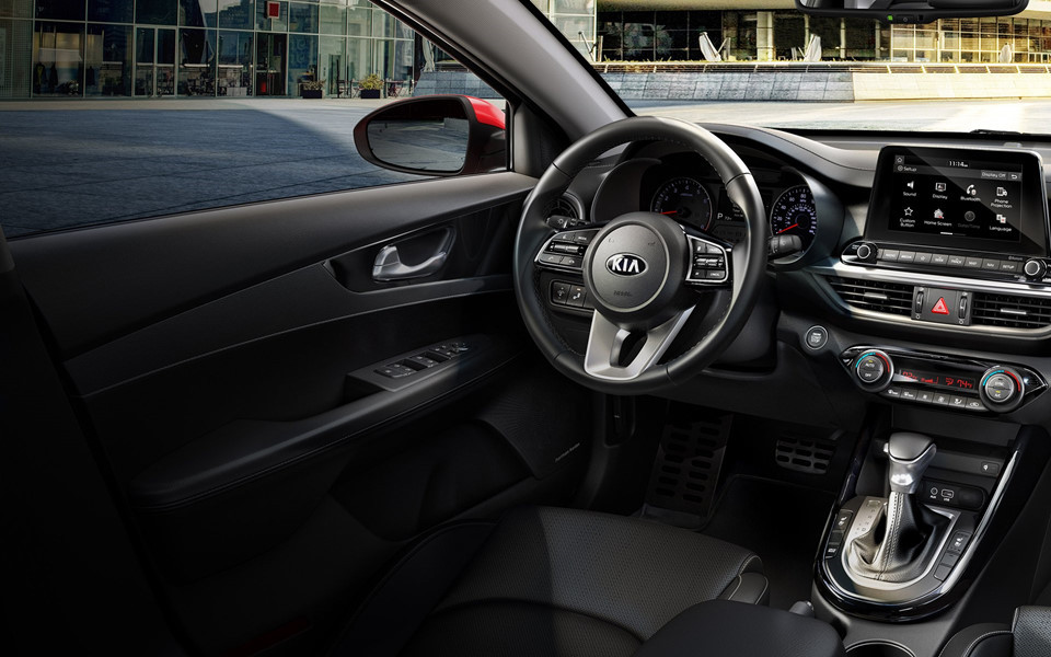 Bên trong xe cũng có nhiều trang bị mới. Hệ thống thông tin giải trí bao gồm màn hình cảm ứng 8 inch được tích hợp đầy đủ các công nghệ kết nối như Apple Carplay hay Android Auto.