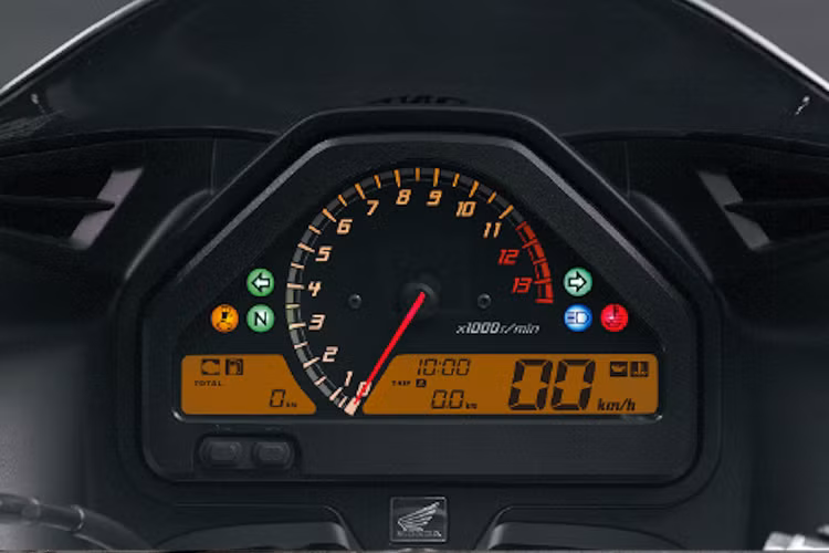 Khác hoàn toàn với kiểu đồng hồ cơ kèm các màn hình LCD gần như y hệt chiếc superbike CBR1000RR từ đời 2006-2007 trên bản VTR-F.