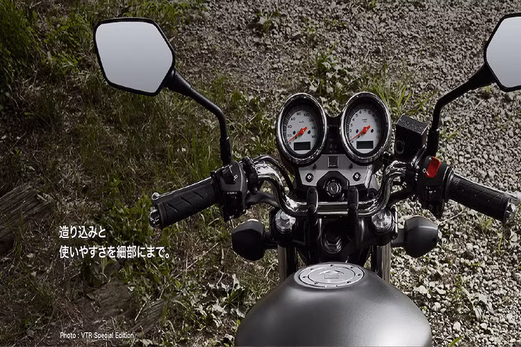 VTR với dáng naked bike sử dụng bảng đồng hồ kiểu truyền thống.